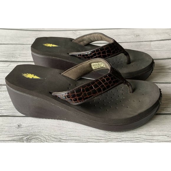 VOLATILE Womens Size 9 Brown Croc Print Flip Flops